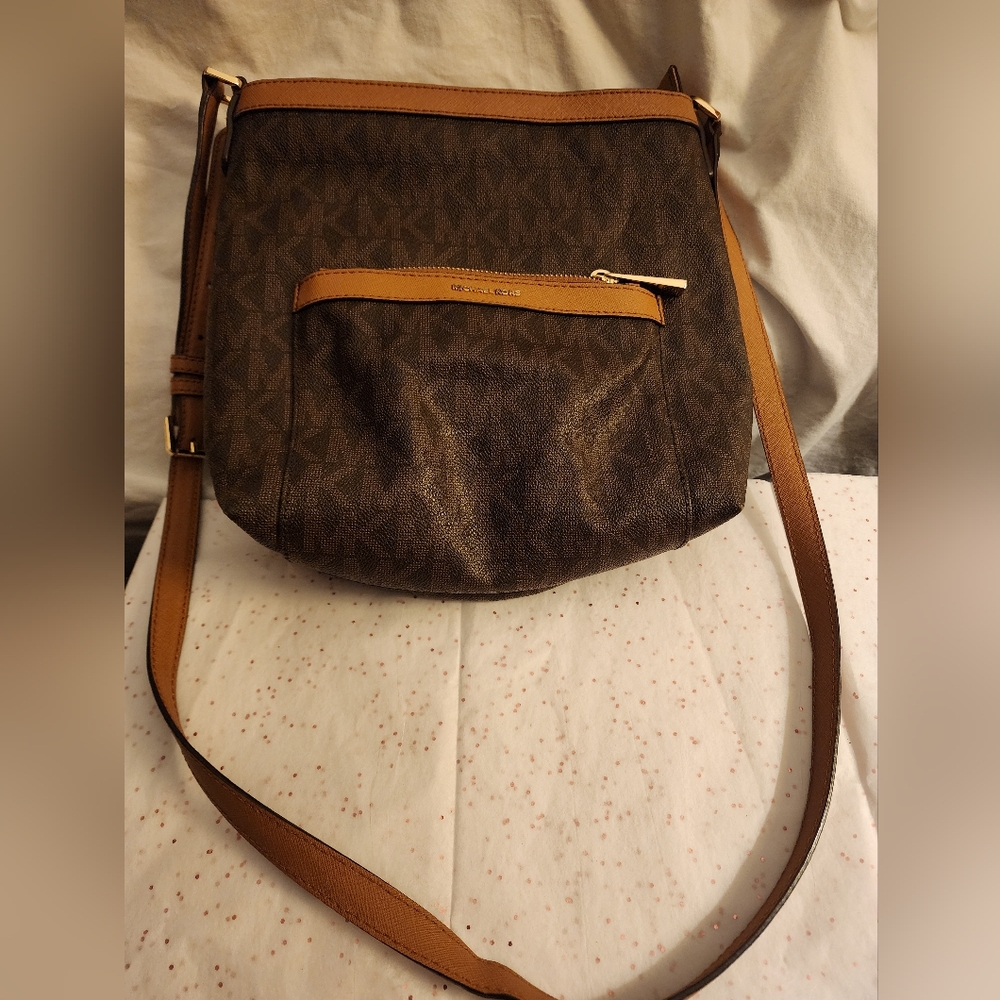 MICHAEL KORS LOGO BROWN/CARAMEL SHOULDER/CROSSBODY